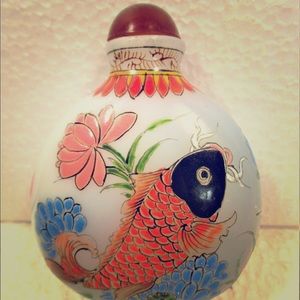 CHINESE SIGNED SNUFF BOTTLE COY/CARP & FLOWERS